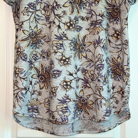 ⚡️ 3 for $20 ⚡️ Cupio Gray Floral Short Sleeve Top - Picture 3 of 7